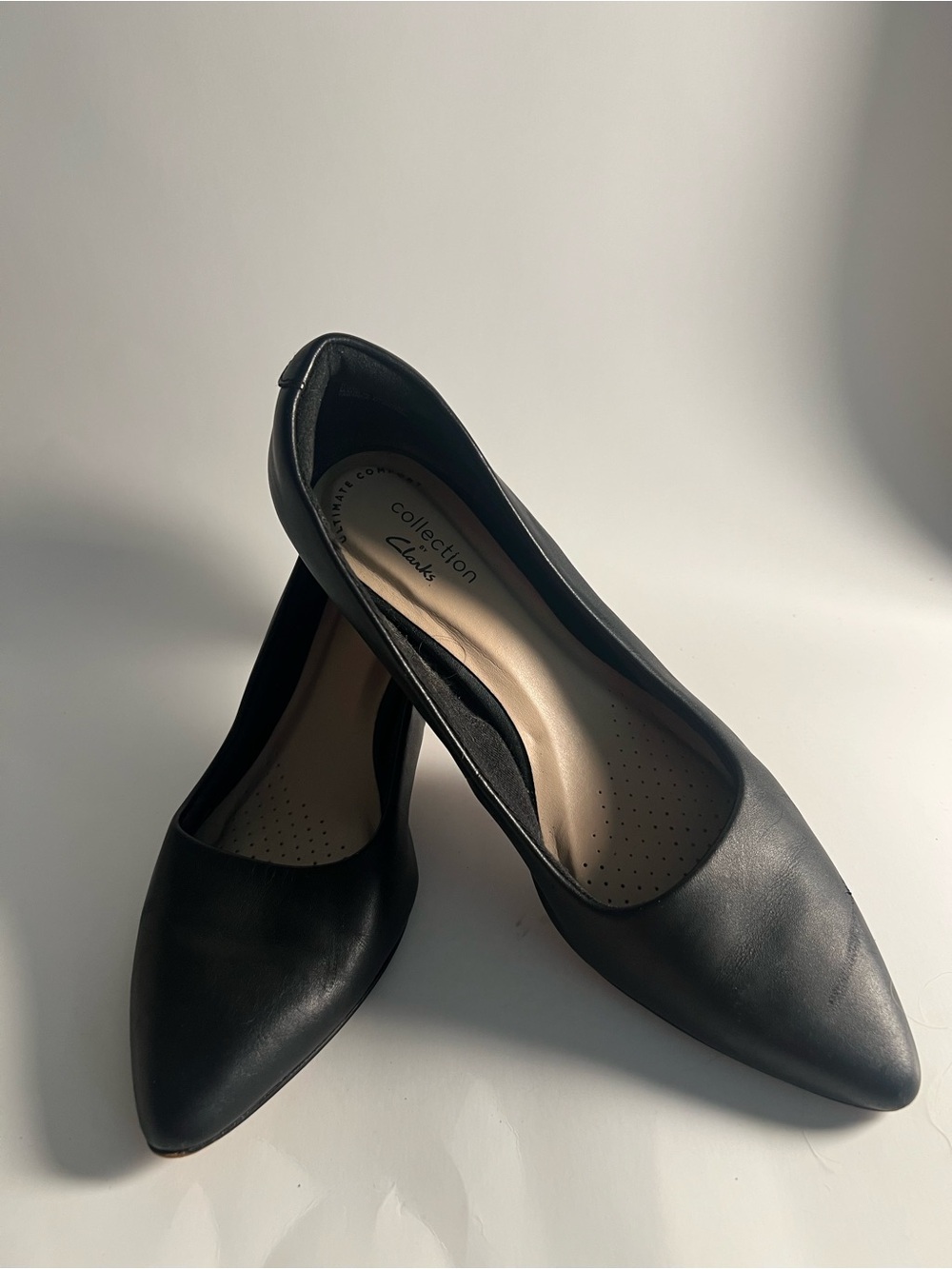 Clarks Black Pointed-Toe Leather Low Heels Size 5 1/2